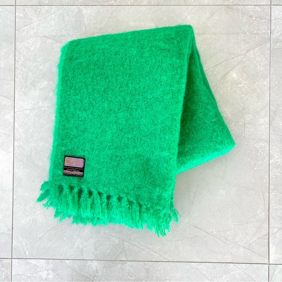 DONEGAL DESIGN Weaver of Ireland Green Pure Mohair Wool Fringed Throw Scarf Wrap - Picture 3 of 14